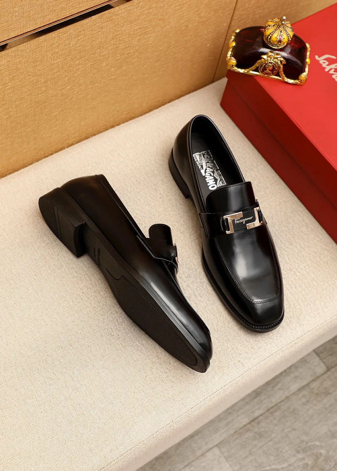 Men's shoes 💰460 💐 Product trademark: Ferragamo "Ferragamo" casual leather shoes Regular size: 38-44 (45.46🉑️customized) Product materials: Selected imported first-layer open-edge beaded cowhide leather upper + luxury hardware buckle, imported water-dyed cowhide leather lining. Strong three-dimensional visual effect, original rubber outsole Color: 2⃣️colors available